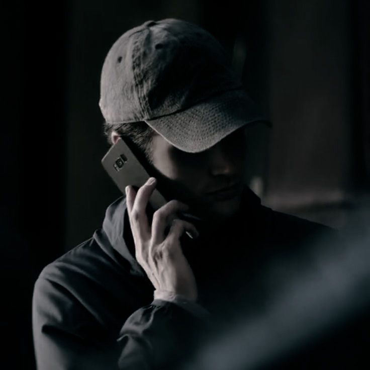 Telefon pe fundal nocturn — confidențialitatea primului apel